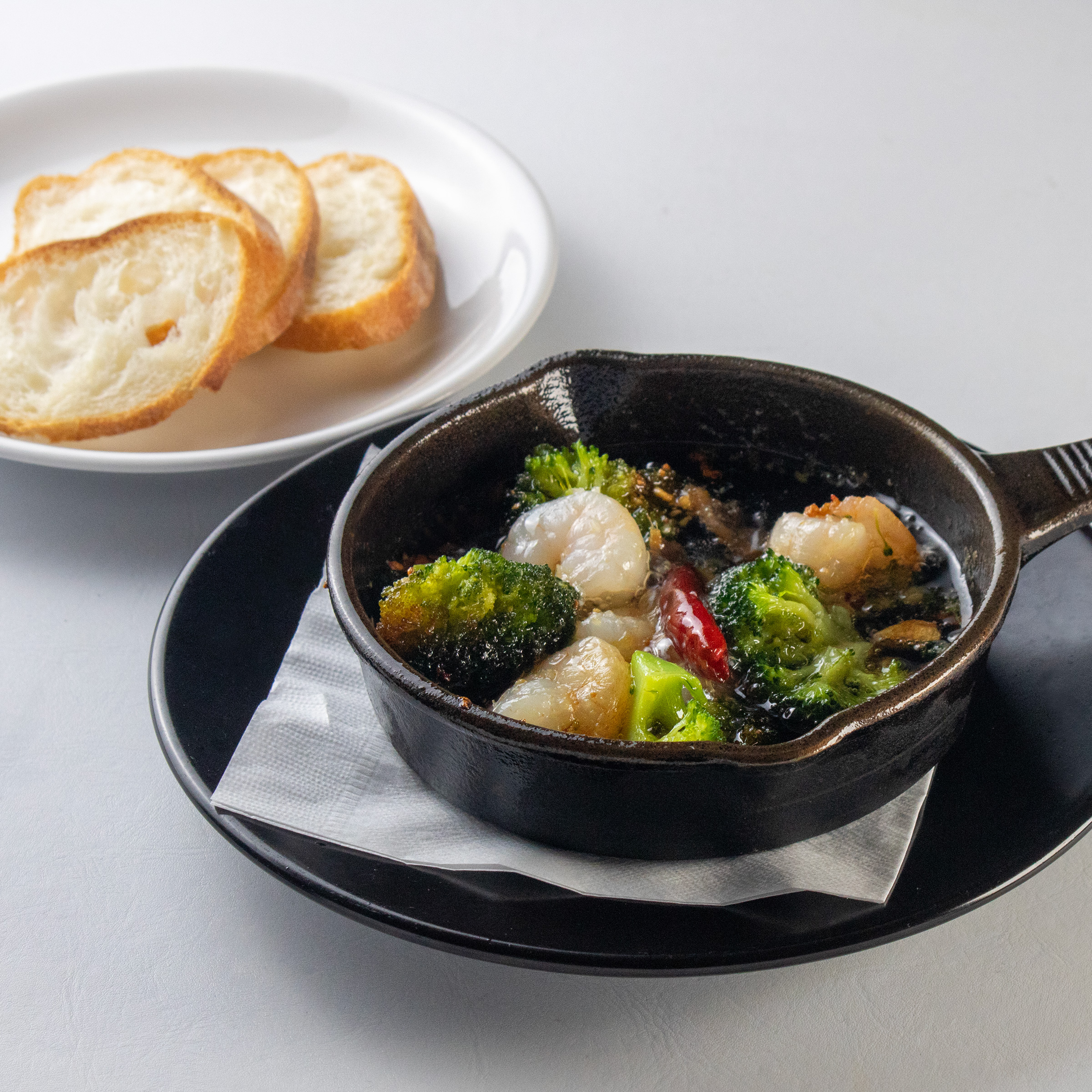 ”エビとブロッコリーのアヒージョ”